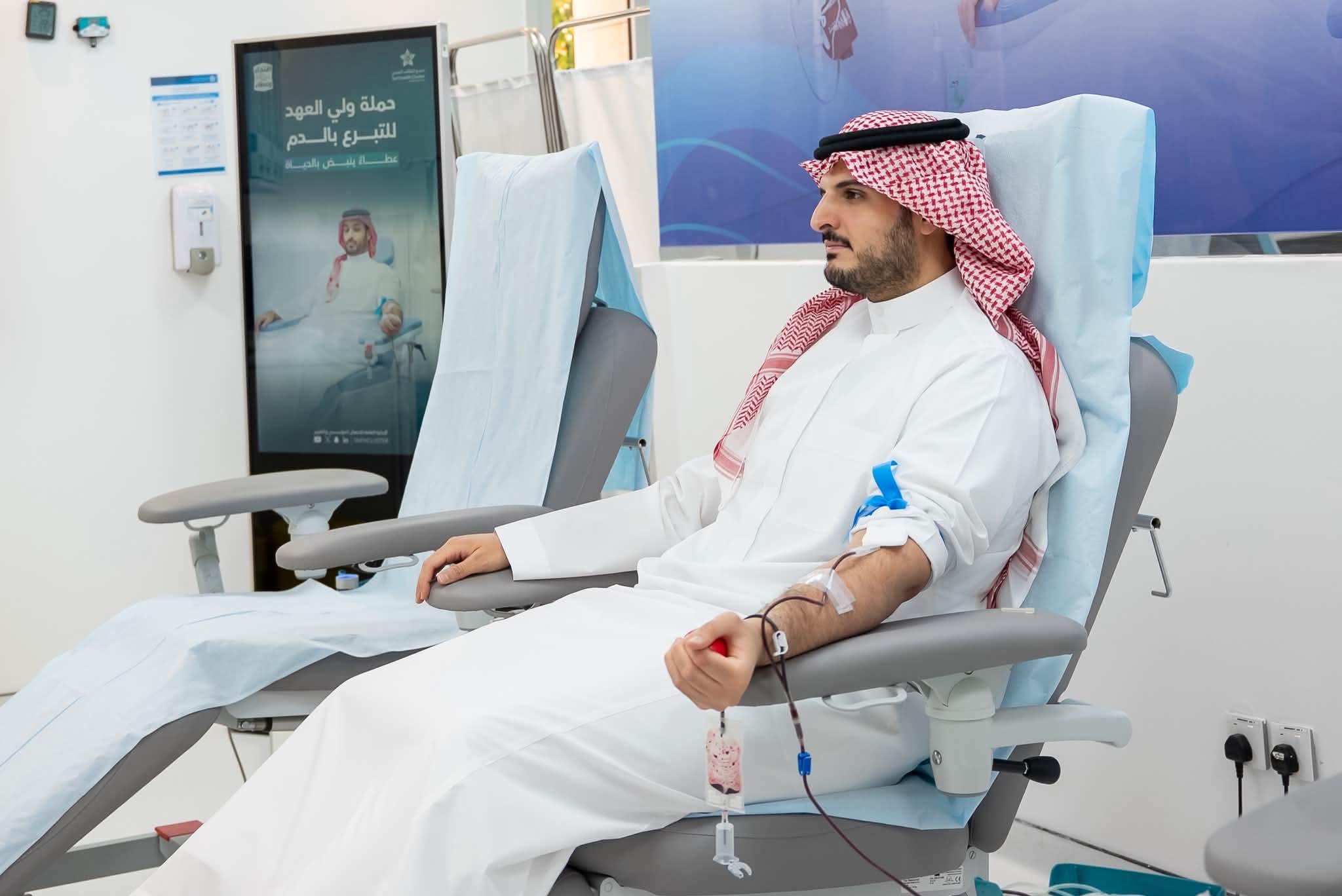 محافظ الطائف يترجم دعمه للحملة الوطنية بالتبرع بالدم