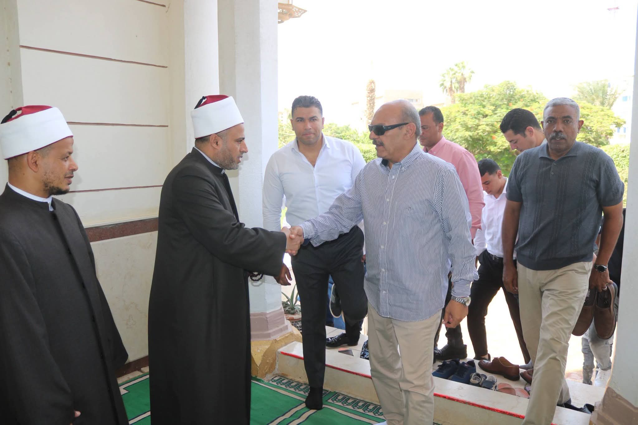 محافظ السويس اللواء أ ح/ هاني رشاد  يؤدى صلاة الجمعة بمسجد بدر