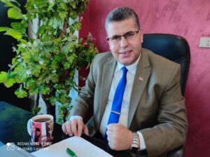 كان يخصف نعله ويحلب شاته