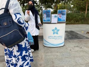 مستشفى الملك عبدالعزيز يشارك في التوعية باليوم العالمي لكبار السن بحديقة الأمير ماجد في جدة