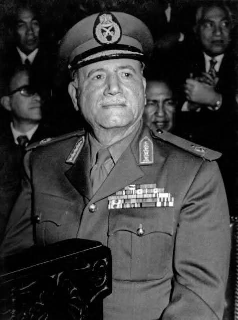 حفيد من احفاد الفراعنه العظماء بطل مما صنعوا تاريخ البطولات بطل من ابطال حرب اكتوبر المجيده