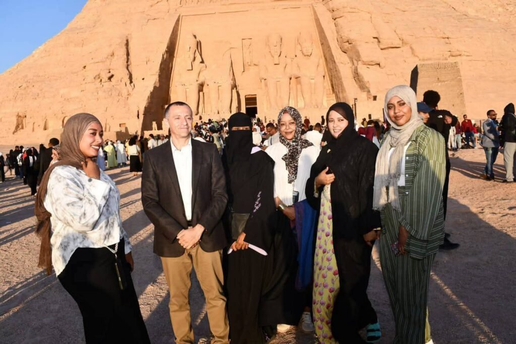 محافظ أسوان يشارك ٧ آلاف سائح تعامد الشمس علي وجه رمسيس الثاني.