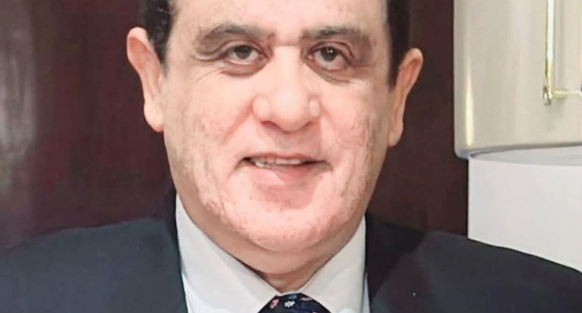 بقلم المستشار اشرف عمر الدستور هو عبارة عن اتفاق بين الشعب والحاكم علي ضمان الحق في العيش الكريم والحريات والعمل والتعليم والعلاج والمساواة وينظم الدستور شؤون الحكم وحماية المال العام وليس كتاب فقهي يدخل فيه كل تفصيلة من تفصيلات الحياة العامة في مصر بما في ذلك تنظيم عمل الهيئات والمؤسسات بما يضيع معها القاريء عند الاطلاع علية ويفقد الدستور اهميتة وهذا الامر هو المتعارف عليه في كل دساتير العالم عدا بريطانيا التي لا يوجد لديها دستور حتي الان وتسير حسب المتواتر عليه احوال شؤون الحكم فيها منذ زمن بعيد و عندما تقرا الدستور المصري تجد انك امام كتاب يشمل مقدمة انشائية وعدة قوانين تنظم شؤون الهيئات والمؤسسات واضاع المواد الاساسية التي ينبغي ان تكون النواة الاساسية لدستور عظيم ينظم شؤون العلاقة بين الحاكم بالمحكوم لذلك يتوه فيه القاريء العادي ولا يفهمةً المتعلم وينظر اليه المتخصص انه مواضيع انشائية كتبت بعواطف من كتبوه ومصالحهم لاتصلح ان تكون دستور واعتقد ان كثير من المصريين المعنيين بمواد الدستور الذي يشمل حياتهم لم يقرأوا الدستور ولن يستطيعوا قراءتة او فهم موادة لان الدستور تم كتابته بعواطف من كتبوه وبساطتهم ومصالحهم ولم يراعي فيه الحكمة المقصودة منه كما تراعي الدساتير العالمية ولذلك اعتقد اننا في حاجة الي تشكيل لجنة وليست لجان من متخصصين مصريين في الدستور لديهم رؤيا خارج الصندوق لكي يخرجوا لمصر دستور يليق بمصر والمصريين ويحضرني هنا الاستاذ الدكتور عثمان خليل واللجنه الكويتية التي ساهمت في اعداد دستور دول الكويت وهو من الدساتير البسيطة والمميزة والسهلة والعميقة وان يترك للقوانين في التنظيم الجديد تنظيم شؤون الهيئات والمؤسسات وان يكون واقعي يتناسب مع وضع مصر في المرحلة القادمة والنهج الذي تسير عليه الدولة واهدافها للمرحلة القادمة وان يترك فية المواد الانشائية وان يراعي ان مؤسسات الدولة الحكومية تحتاج الي استقلال وان يترك امرها للقوانين قد يعتقد البعض انني اكتب هذا المقال بهدف فتح مدة الرئاسة الي مدة او مدد اخري وهذا الامر في حقيقتة لا يشكل لدي هاجس اذا ارتضي المصريين استمرار الرئيس عيد الفتاح السيسي لمدة اخري لاستكمال مسيرة النمو في مصر لان مصر بلد كانت تعاني من مشاكل كثيرة وتحدي الرجل بالمصريين هذا الخراب والتجمد الذي كانت تعاني منه مصر واوصلنا الي ما نحن فيه من بناء دولة للاجيال القادمة الدستور يحتاج الي رؤيا يضعها متخصصين وليس الي موظفين وعوام يدعون الخبرة كما حدث في الدستور الحالي لكي يضعوا دستور حديث يتم تفريغ امور كثيرة منه وان يترك تنظيمها للقوانين وان يتم استخلاص رؤيا حديثة من الدساتير العالمية لكي تكون دستور مصر في السنوات القادمة تعديل الدستور المصري