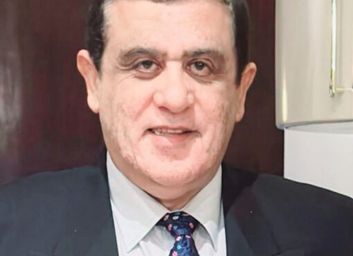 بقلم المستشار اشرف عمر الدستور هو عبارة عن اتفاق بين الشعب والحاكم علي ضمان الحق في العيش الكريم والحريات والعمل والتعليم والعلاج والمساواة وينظم الدستور شؤون الحكم وحماية المال العام وليس كتاب فقهي يدخل فيه كل تفصيلة من تفصيلات الحياة العامة في مصر بما في ذلك تنظيم عمل الهيئات والمؤسسات بما يضيع معها القاريء عند الاطلاع علية ويفقد الدستور اهميتة وهذا الامر هو المتعارف عليه في كل دساتير العالم عدا بريطانيا التي لا يوجد لديها دستور حتي الان وتسير حسب المتواتر عليه احوال شؤون الحكم فيها منذ زمن بعيد و عندما تقرا الدستور المصري تجد انك امام كتاب يشمل مقدمة انشائية وعدة قوانين تنظم شؤون الهيئات والمؤسسات واضاع المواد الاساسية التي ينبغي ان تكون النواة الاساسية لدستور عظيم ينظم شؤون العلاقة بين الحاكم بالمحكوم لذلك يتوه فيه القاريء العادي ولا يفهمةً المتعلم وينظر اليه المتخصص انه مواضيع انشائية كتبت بعواطف من كتبوه ومصالحهم لاتصلح ان تكون دستور واعتقد ان كثير من المصريين المعنيين بمواد الدستور الذي يشمل حياتهم لم يقرأوا الدستور ولن يستطيعوا قراءتة او فهم موادة لان الدستور تم كتابته بعواطف من كتبوه وبساطتهم ومصالحهم ولم يراعي فيه الحكمة المقصودة منه كما تراعي الدساتير العالمية ولذلك اعتقد اننا في حاجة الي تشكيل لجنة وليست لجان من متخصصين مصريين في الدستور لديهم رؤيا خارج الصندوق لكي يخرجوا لمصر دستور يليق بمصر والمصريين ويحضرني هنا الاستاذ الدكتور عثمان خليل واللجنه الكويتية التي ساهمت في اعداد دستور دول الكويت وهو من الدساتير البسيطة والمميزة والسهلة والعميقة وان يترك للقوانين في التنظيم الجديد تنظيم شؤون الهيئات والمؤسسات وان يكون واقعي يتناسب مع وضع مصر في المرحلة القادمة والنهج الذي تسير عليه الدولة واهدافها للمرحلة القادمة وان يترك فية المواد الانشائية وان يراعي ان مؤسسات الدولة الحكومية تحتاج الي استقلال وان يترك امرها للقوانين قد يعتقد البعض انني اكتب هذا المقال بهدف فتح مدة الرئاسة الي مدة او مدد اخري وهذا الامر في حقيقتة لا يشكل لدي هاجس اذا ارتضي المصريين استمرار الرئيس عيد الفتاح السيسي لمدة اخري لاستكمال مسيرة النمو في مصر لان مصر بلد كانت تعاني من مشاكل كثيرة وتحدي الرجل بالمصريين هذا الخراب والتجمد الذي كانت تعاني منه مصر واوصلنا الي ما نحن فيه من بناء دولة للاجيال القادمة الدستور يحتاج الي رؤيا يضعها متخصصين وليس الي موظفين وعوام يدعون الخبرة كما حدث في الدستور الحالي لكي يضعوا دستور حديث يتم تفريغ امور كثيرة منه وان يترك تنظيمها للقوانين وان يتم استخلاص رؤيا حديثة من الدساتير العالمية لكي تكون دستور مصر في السنوات القادمة تعديل الدستور المصري