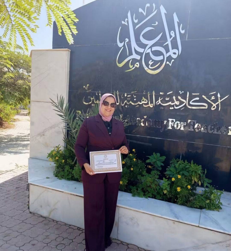 تكريم الدكتور محمد عبد اللطيف وزير التربية والتعليم الاستاذه حنان نوح مدير عام مجمع الملك فهد كأفضل مديرة
