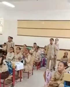 استراتيجية “التعلم باللعب” بإشراف توجية اللغة الإنجليزية بإدارة كوم أمبو التعليمية